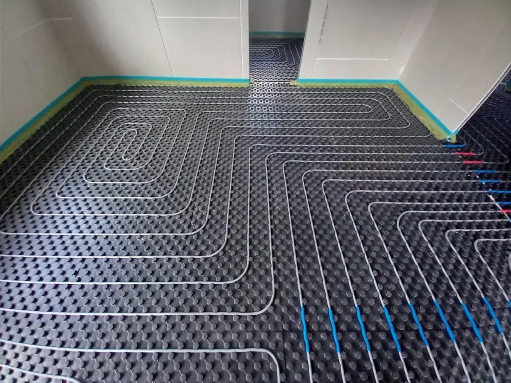 Detail instalace podlahového vytápění v interiéru domu