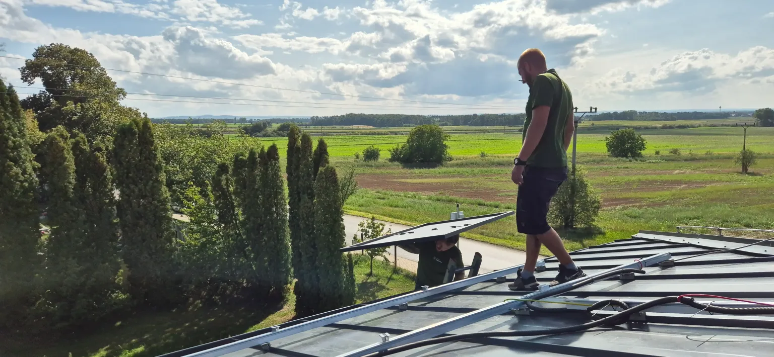 Průběh montáže fotovoltaiky na střeše domu