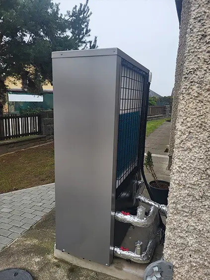 Tepelné čerpadlo IVT Air X vedle rodinného domu