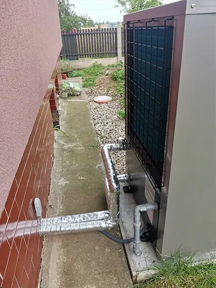 Venkovní jednotka tepelného čerpadla IVT u domu